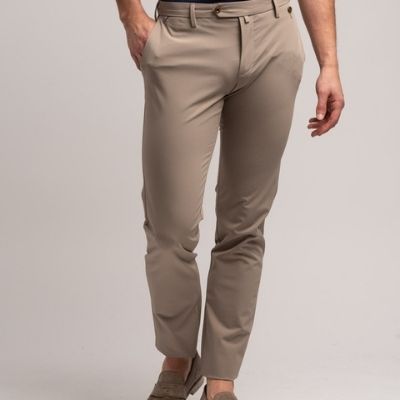 Pantalone uomo modello chino realizzato in TECNO tessuto di ultima generazione colore beige